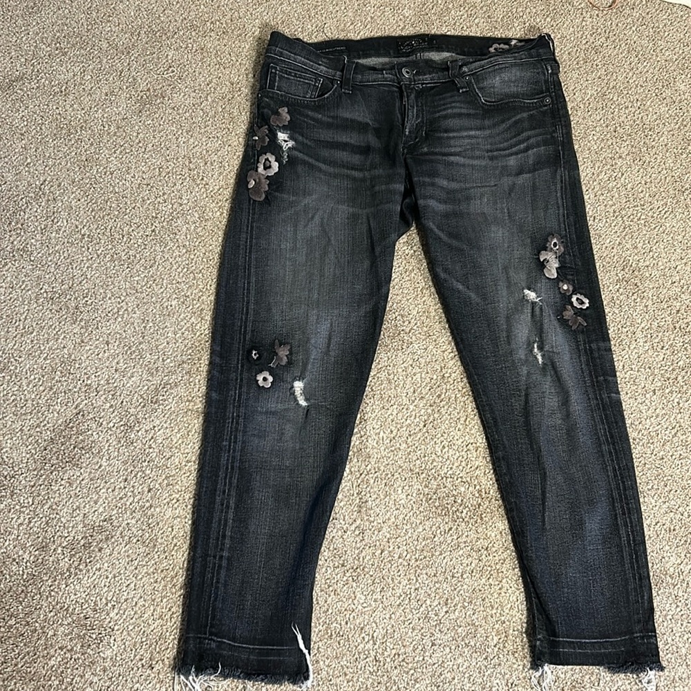 Lucky brand embroidered Sienna Slim Boyfriend jeans in size 6/28.